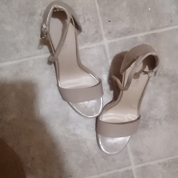 Clothes and shoes - Picture 6 of 8